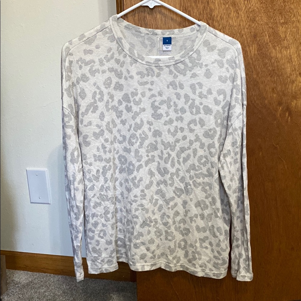 Old Navy Gray Leopard Print Long Sleeve Top